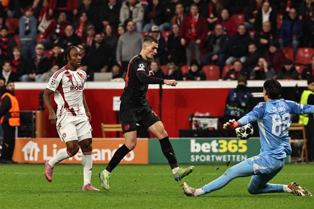 GER, Champions League, Bayer Leverkusen vs Olympiakos Piraeus 24 02 2026, BayArena, Leverkusen, GER, Champions League, Bayer Leverkusen vs Olympiakos Piraeus in picture Patrik Schick Bayer 04 Leverkusen, 14, black misses great chance before final whistle after Schick overcomes goalkeeper Konstantinos Tzolakis Olympiakos Piraeus, 88, light blue nordphotoxGmbHx xSJS nph00070