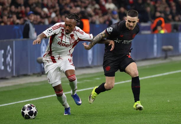 v l Gelson Martins Olympiakos Piraeus 10 , Alejandro Grimaldo Bayer Leverkusen, 20 GER, Bayer 04 Leverkusen vs Olympiakos Piraeus, Football, Champions League, Play offs, Second leg, Season 2025 2026, 24 02 2026 GER, Bayer 04 Leverkusen vs Olympiakos Piraeus, Football, Champions League, Play offs, Second leg, Season 2025 2026, 24 02 2026 Leverkusen Copyright: xEibner-Pressefotox xThomasxStoecx EP_TSR