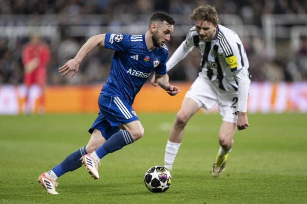 NEWCASTLE UPON TYNE, ENGLAND - FEBRUARY 24: Nick Woltemade of Newcastle United and Marko Jankovi? of Qarabag fight for possession during the UEFA Champions League 2025 26 match between Newcastle United and Qarabag at St James Park, Newcastle in England (Photo by Will Palmer Sports Press Photo)  Copyright: xWillxPalmer SportsxPressxPhotox Sportspressphoto_SPR97326