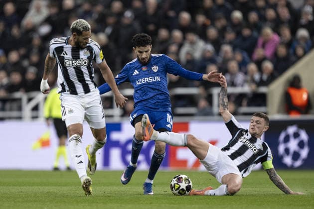 NEWCASTLE UPON TYNE, ENGLAND - FEBRUARY 24: Joelinton of Newcastle United and Kieran Trippier of Newcastle United battle with Abdellah Zoubir of Qarabag during the UEFA Champions League 2025 26 match between Newcastle United and Qarabag at St James Park, Newcastle in England (Photo by Will Palmer Sports Press Photo)  Copyright: xWillxPalmer SportsxPressxPhotox Sportspressphoto_SPR97327