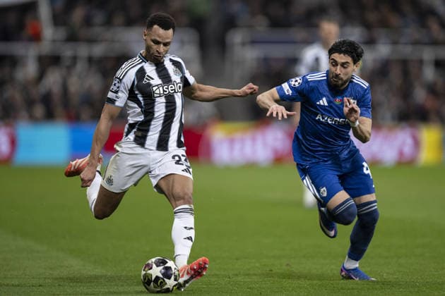 NEWCASTLE UPON TYNE, ENGLAND - FEBRUARY 24: Jacob Murphy of Newcastle United and Elvin Cafarguliyev of Qarabag in action during the UEFA Champions League 2025 26 match between Newcastle United and Qarabag at St James Park, Newcastle in England (Photo by Will Palmer Sports Press Photo)  Copyright: xWillxPalmer SportsxPressxPhotox Sportspressphoto_SPR97329