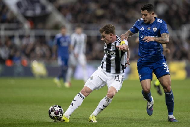 NEWCASTLE UPON TYNE, ENGLAND - FEBRUARY 24: Harvey Barnes of Newcastle United passes the ball under pressure from Pedro Bicalho of Qarabag during the UEFA Champions League 2025 26 match between Newcastle United and Qarabag at St James Park, Newcastle in England (Photo by Will Palmer Sports Press Photo)  Copyright: xWillxPalmer SportsxPressxPhotox Sportspressphoto_SPR97336