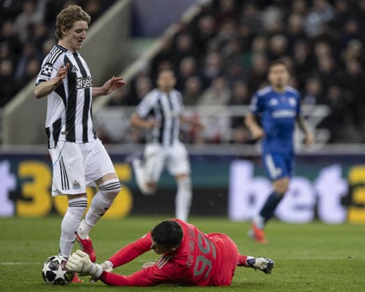 NEWCASTLE UPON TYNE, ENGLAND - FEBRUARY 24: Mateusz Kochalski of Qarabag makes save at feet of Anthony Gordon of Newcastle United during the UEFA Champions League 2025 26 match between Newcastle United and Qarabag at St James Park, Newcastle in England (Photo by Will Palmer Sports Press Photo)  Copyright: xWillxPalmer SportsxPressxPhotox Sportspressphoto_SPR97337