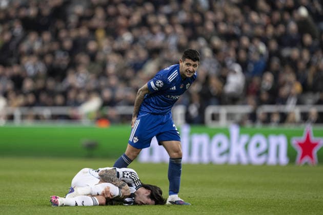 NEWCASTLE UPON TYNE, ENGLAND - FEBRUARY 24: Sandro Tonali of Newcastle United hurt after challenge by Pedro Bicalho of Qarabag during the UEFA Champions League 2025 26 match between Newcastle United and Qarabag at St James Park, Newcastle in England (Photo by Will Palmer Sports Press Photo)  Copyright: xWillxPalmer SportsxPressxPhotox Sportspressphoto_SPR97341