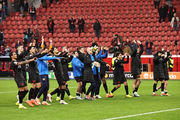 GER, Champions League, Bayer Leverkusen vs Olympiakos Piraeus 24 02 2026, BayArena, Leverkusen, GER, Champions League, Bayer Leverkusen vs Olympiakos Piraeus in the picture cheering Laola of the team with the fans after entering the KO phase of the Champions League nordphotoxGmbHx xSJS nph00070