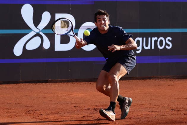 Tenis, Juan Cerundolo vs Crisitan Garin El tenista Crisitan Garin de Chile regresa la bola en contra de Juan Cerundolo de Argentina por el ATP, Tennis Herren 250 de Santiago 2024 en el Club Deportivo San Carlos de Apoquindo en Santiago, Chile. 24 02 2026 Felipe Zanca Photosport Tennis, Juan Cerundolo vs Crisitan Garin The tennis player Crisitan Garin of Chile return de ball against of Juan Cerundolo of Argentina in the match for the ATP 250 Santiago 2024 at the Club Deportivo San Carlos de Apoquindo in Santiago, Chile. 24 02 2026 Felipe Zanca Photosport Juan Cerundolo vs Crisitan Garin, ATP 250 Santiago 2026 