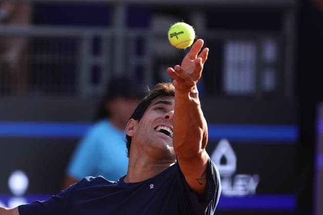Tenis, Juan Cerundolo vs Crisitan Garin El tenista Crisitan Garin de Chile prepara el saque en contra de Juan Cerundolo de Argentina por el ATP, Tennis Herren 250 de Santiago 2024 en el Club Deportivo San Carlos de Apoquindo en Santiago, Chile. 24 02 2026 Felipe Zanca Photosport Tennis, Juan Cerundolo vs Crisitan Garin The tennis player Crisitan Garin of Chile prepare the serve against of Juan Cerundolo of Argentina in the match for the ATP 250 Santiago 2024 at the Club Deportivo San Carlos de Apoquindo in Santiago, Chile. 24 02 2026 Felipe Zanca Photosport Juan Cerundolo vs Crisitan Garin, ATP 250 Santiago 2026 