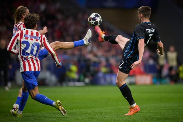 ATLETICO DE MADRID v CLUB BRUGGE KV. CHAMPIONS LEAGUE 2025 2026. ROUND KO PLAY-OFFS 2ND LEG MATCH. Atletico de Madrid s Marcos Llorente (l) and Club Brugge KV s Nicolo Tresoldi during Champions League 2025 2026, KO play-offs 2nd leg match. February 24 ,2026. (ALTERPHOTOS Jorge Ropero) MadridSpain  Copyright: xJorgexRoperox
