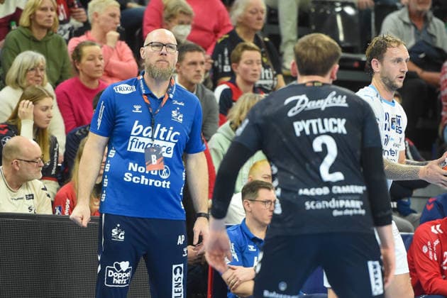 Handball I Men I Season 2025 2026 I EHF European League I Main Round I 2 Matchday I SG Flensburg Handewitt Montpellier HB I 24 02 2026 from left Ales Pajovic Coach, SG Flensburg Handewitt , Simon Pytlick 2, SG Flensburg Handewitt Copyright: xLobeca JanxKirschnerx