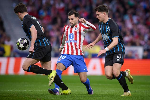 Atletico de Madrid s Alex Baena (c) and Club Brugge KV s Christos Tzolis (l) and Hugo Vetlesen during Champions League 2025 2026, KO play-offs 2nd leg match. February 24 ,2026. (20260224120)