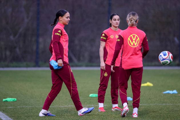 Frankfurt am Main, Germany 24 February 2026 Preparation for the womens World Cup qualifier Germany vs Slovenia Training of the U23 womens national soccer team In the picture from left Lisa Baum U23 Germany and Ilayda Acikgöz Acikgoez U23 Germany Copyright: HMBxMedia MadeleinexFantini