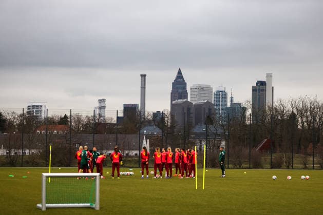 Frankfurt am Main, Germany 24 February 2026 Preparation for the womens World Cup qualifier Germany vs Slovenia Training of the U23 womens national soccer team In the picture The players of the U23 womens national soccer team training in Frankfurt with the Frankfurt skyline in the background Copyright: HMBxMedia MadeleinexFantini