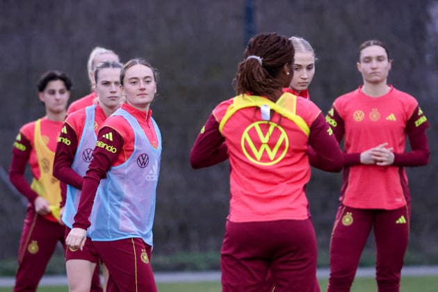 Frankfurt am Main, Germany 24 February 2026 Preparation for the womens World Cup qualifier Germany vs Slovenia Training of the U23 womens national soccer team In the picture from left Nastassja Lein U23 Germany , Sofie Zdebel U23 Germany and her teammates during training in Frankfurt Copyright: HMBxMedia MadeleinexFantini