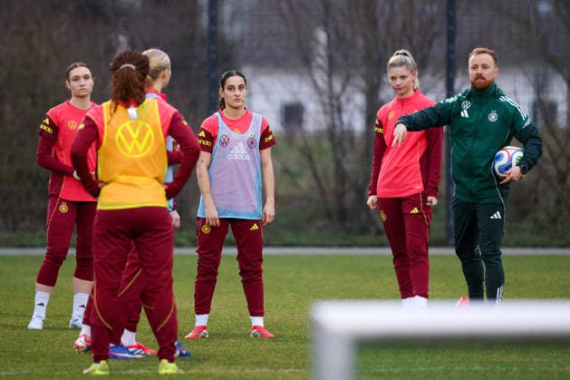 Frankfurt am Main, Germany 24 February 2026 Preparation for the womens World Cup qualifier Germany vs. Slovenia Training of the U23 womens national soccer team In the picture The players of the U23 womens national soccer team with assistant coach Philipp Klug U23 Germany Copyright: HMBxMedia MadeleinexFantini
