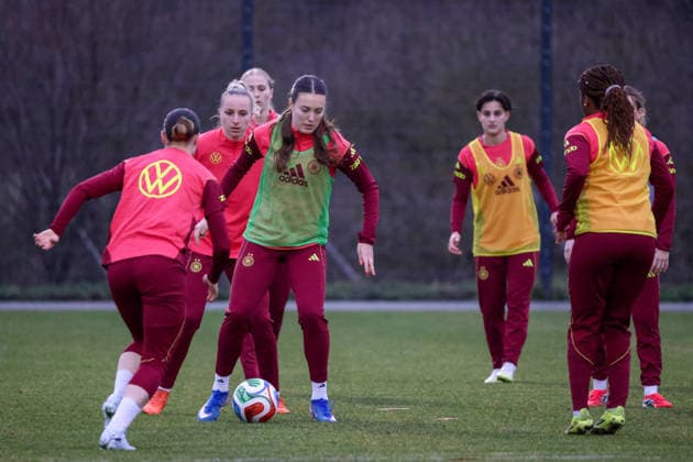 Frankfurt am Main, Germany 24 February 2026 Preparation for the womens World Cup qualifier Germany vs. Slovenia Training of the U23 womens national soccer team In the picture from left the second Vanessa Diehm U23 Germany and Mara Alber U23 Germany training with their teammates Copyright: HMBxMedia MadeleinexFantini