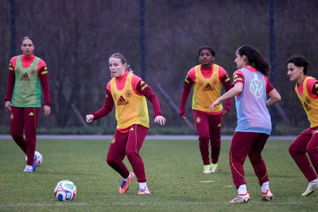 Frankfurt am Main, Germany 24 February 2026 Preparation for the womens World Cup qualifier Germany vs Slovenia Training of the U23 womens national soccer team In the picture from left Laura Gloning U23 Germany , Ilayda Acikgöz Acikgoez U23 Germany and Dilara Acikgöz Acikgoez U23 Germany Copyright: HMBxMedia MadeleinexFantini
