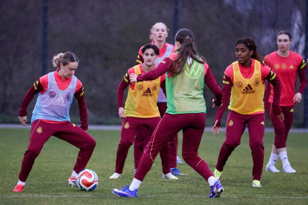 Frankfurt am Main, Germany 24 February 2026 Preparation for the womens World Cup qualifier Germany vs Slovenia Training of the U23 womens national soccer team In the picture from left Sofie Zdebel U23 Germany , Dilara Acikgöz Acikgoez U23 Germany and Delice Boboy U23 Germany Copyright: HMBxMedia MadeleinexFantini