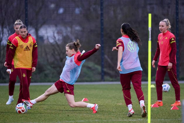 Frankfurt am Main, Germany 24 February 2026 Preparation for the womens World Cup qualifier Germany vs Slovenia Training of the U23 womens national soccer team In the picture from left Julia Mickenhagen U23 Germany , Nastassja Lein U23 Germany and Vanessa Diehm U23 Germany Copyright: HMBxMedia MadeleinexFantini