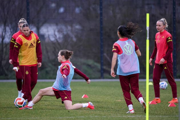 Frankfurt am Main, Germany 24 February 2026 Preparation for the womens World Cup qualifier Germany vs Slovenia Training of the U23 womens national soccer team In the picture from left Julia Mickenhagen U23 Germany , Nastassja Lein U23 Germany and Vanessa Diehm U23 Germany Copyright: HMBxMedia MadeleinexFantini