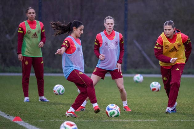 Frankfurt am Main, Germany 24 February 2026 Preparation for the womens World Cup qualifier Germany vs Slovenia Training of the U23 womens national soccer team In the picture from left Ilayda Acikgöz Acikgoez U23 Germany , Nastassja Lein U23 Germany and Julian Mickenhagen U23 Germany Copyright: HMBxMedia MadeleinexFantini