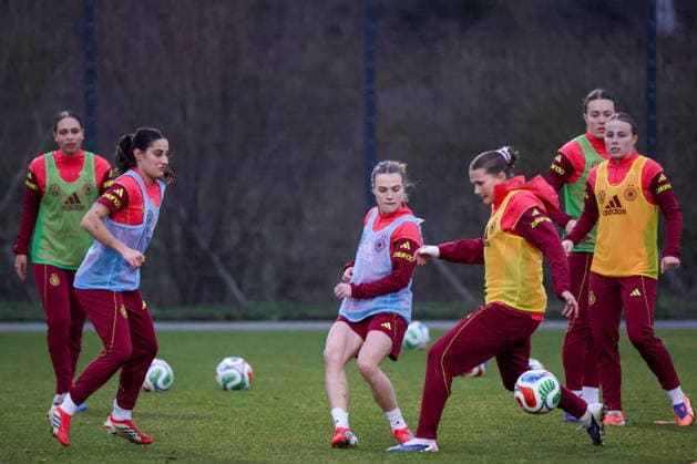 Frankfurt am Main, Germany February 24, 2026 Preparation for the womens World Cup qualifier Germany vs Slovenia Training of the U23 womens national soccer team In the picture from left Ilayda Acikgöz Acikgoez U23 Germany , Nastassja Lein U23 Germany and Julian Mickenhagen U23 Germany and Laura Gloning U23 Germany Copyright: HMBxMedia MadeleinexFantini