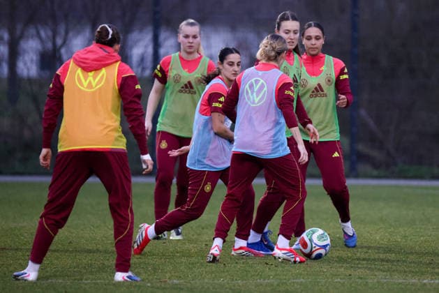 Frankfurt am Main, Germany 24 February 2026 Preparation for the womens World Cup qualifier Germany vs. Slovenia Training of the U23 womens national soccer team In the picture The players of the U23 womens national soccer team during training in Frankfurt Copyright: HMBxMedia MadeleinexFantini