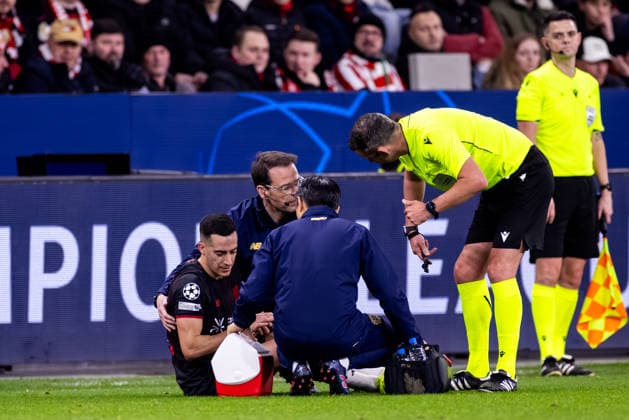 LEVERKUSEN, GERMANY - FEBRUARY 24: Lucas Vazquez of Bayer 04 Leverkusen receives medical attention during the UEFA Champions League 2025 26 League Knockout Play-off Second Leg match between Bayer 04 Leverkusen and Olympiacos FC at BayArena on February 24, 2026 in Leverkusen, Germany. (Photo by Rene Nijhuis) SPO  Copyright: xRenexNijhuis