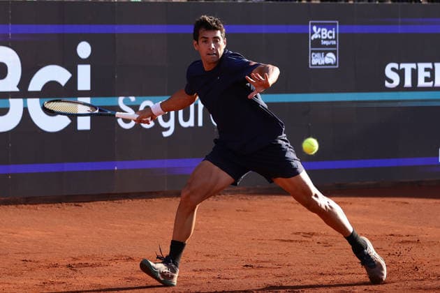 Tenis, Juan Cerundolo vs Crisitan Garin El tenista Crisitan Garin de Chile regresa la bola en contra de Juan Cerundolo de Argentina por el ATP, Tennis Herren 250 de Santiago 2024 en el Club Deportivo San Carlos de Apoquindo en Santiago, Chile. 24 02 2026 Felipe Zanca Photosport Tennis, Juan Cerundolo vs Crisitan Garin The tennis player Crisitan Garin of Chile return de ball against of Juan Cerundolo of Argentina in the match for the ATP 250 Santiago 2024 at the Club Deportivo San Carlos de Apoquindo in Santiago, Chile. 24 02 2026 Felipe Zanca Photosport Juan Cerundolo vs Crisitan Garin, ATP 250 Santiago 2026 