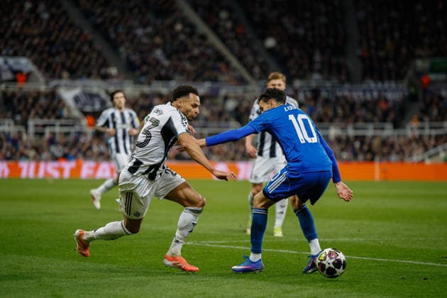 Newcastle United v FK QARABAG, Champions League Jacob Murphy of Newcastle United beats Abdoullah Zoubir of Qarabag FK during the Champions League match between Newcastle United and FK QARABAG at St. James s Park, Newcastle, UK on 24 February 2026. Newcastle St. James s Park Tyne and Wear UK Editorial use only , Copyright: xCraigxCowanx PSI-23795-0153