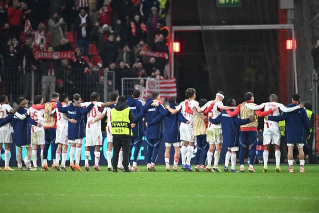 Olympiakos Piraeus Piraeus team say goodbye to their fans, disappointment, disappointed, frustration, dejected, Football Champions League, Play Offs, Bayer 04 Leverkusen LEV Olympiakos Piraeus PI 0 0 on 24 02 2026 in Leverkusen Germany UEFA regulations prohibit any use of photographs as image sequences and or quasi video Â