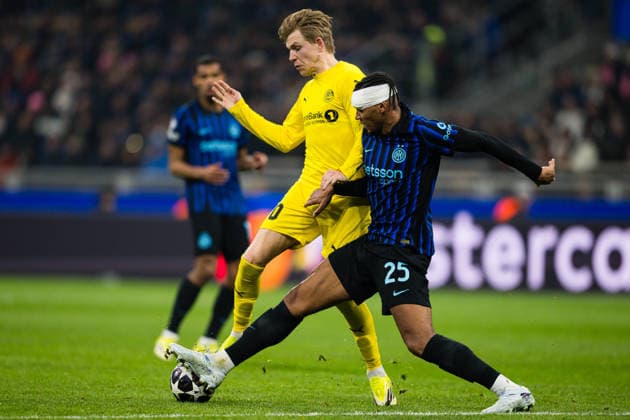 260224 Jens Petter Hauge of Bodo Glimt and Manuel Akanji of Inter during the UEFA Champions League football match between Inter and Bodo Glimt on February 24, 2026 in Milan Photo Marius Simensen BILDBYRAN COP 238 MM0057 bbeng bodo glimt fc internazionale milano football fotball fotboll inter mesterligaen soccer uefa champions league  Copyright: MARIUSxSIMENSEN BB260224BB677