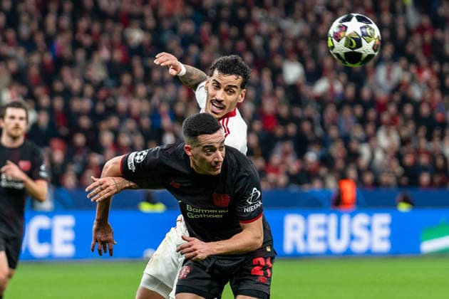 UEFA Champions League 2025 2026 Bayer 04 Leverkusen vs. Olympiakos Piräus, Play-Offs Rückrunde, Dienstag, 23.02.2026 BayArena (Nordrhein-Westfalen, Deutschland) Exequiel Palacios ( 25) Zweikampf Duell Copyright: xCelinaxLeiersx
