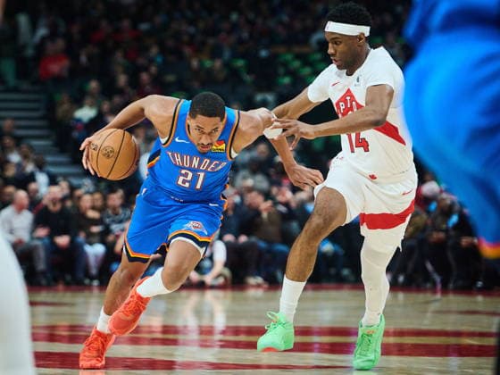 February 24, 2026, Toronto, On, Canada: Oklahoma City Thunder s Aaron Wiggins (21) drives past Toronto Raptors Ja Kobe Walter (14) during first half NBA, Basketball Herren, USA basketball action in Toronto, on Tuesday, Feb. 24, 2026. Canada News - February 24, 2026 - ZUMAc35_ 20260224_zaf_c35_097 Copyright: xSammyxKoganx