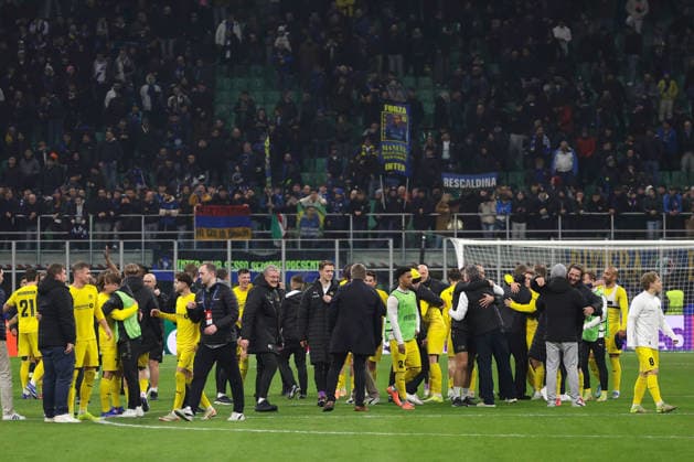 FC Inter vs Bodo Glimt, UEFA Champions League 2025 2026 at San Siro Stadium Italy, Milan, 2026 02 24: players and staff of Bodo Glimt celebrate the victory in center field at the end of soccer game FC Inter vs Bodo-Glimt, UCL 2025-2026, PlayOff 2nd Leg at San Siro Stadium Italy, Milan, 2026 02 24: FC Inter vs Bodo Glimt, Uefa Champions League 2025 2026, PlayOffs 2nd Leg at San Siro Stadium. Milan Italy San Siro Stadium Copyright: FabrizioxAndreaxBertani