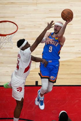 Oklahoma City Thunder vs Toronto Raptors TORONTO, CANADA - FEBRUARY 24 : Alex Caruso (9) of Oklahoma City Thunder in action during the NBA, Basketball Herren, USA basketball game between Oklahoma City Thunder and Toronto Raptors at the Scotiabank Arena on February 24, 2026 in Toronto, Ontario, Canada. Mert Alper Dervis Anadolu Toronto Canada. Editorial use only. Please get in touch for any other usage.  Copyright: x2026xAnadoluxMertxAlperxDervisx