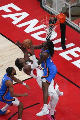 Oklahoma City Thunder vs Toronto Raptors TORONTO, CANADA - FEBRUARY 24 : Colin Murray-Boyles (12) of Toronto Raptors in action during the NBA, Basketball Herren, USA basketball game between Oklahoma City Thunder and Toronto Raptors at the Scotiabank Arena on February 24, 2026 in Toronto, Ontario, Canada. Mert Alper Dervis Anadolu Toronto Canada. Editorial use only. Please get in touch for any other usage.  Copyright: x2026xAnadoluxMertxAlperxDervisx