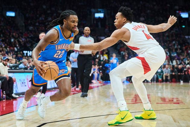 February 24, 2026, Toronto, On, Canada: Oklahoma City Thunder s Cason Wallace (22) drives past Toronto Raptors Scottie Barnes (4) during first half NBA, Basketball Herren, USA basketball action in Toronto, on Tuesday, Feb. 24, 2026. Canada News - February 24, 2026 - ZUMAc35_ 20260224_zaf_c35_110 Copyright: xSammyxKoganx