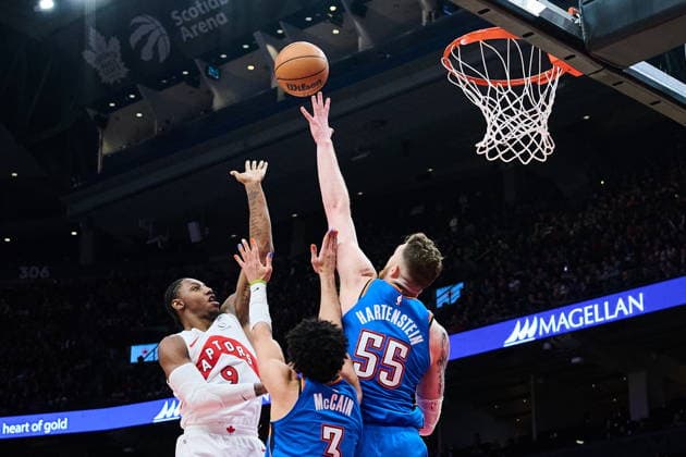 February 24, 2026, Toronto, On, Canada: Toronto Raptors RJ Barrett (9) is stopped at the net by Oklahoma City Thunder s Jared McCain (3), centre, and Isaiah Hartenstein (55) during second half NBA, Basketball Herren, USA basketball action in Toronto, on Tuesday, Feb. 24, 2026. Canada News - February 24, 2026 - ZUMAc35_ 20260224_zaf_c35_117 Copyright: xSammyxKoganx