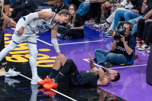 February 24, 2026, Los Angeles, California, USA: Los Angeles LakersÃ¢â‚¬â ¢ Luka DonÄÂiÄ¡ (77) reacts after being injured by Orlando MagicÃ¢â‚¬â ¢s Moritz Wagner (21) during an NBA, Basketball Herren, USA basketball game at Crypto.com Arena on Tuesday, Feb. 24, 2026 in Los Angeles. Los Angeles USA - ZUMAc68_ 20260224_zaf_c68_025 Copyright: xRingoxChiux