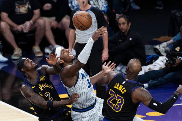February 24, 2026, Los Angeles, California, USA: Orlando MagicÃ¢â‚¬â ¢s Wendell Carter Jr. (34) goes to the basket under pressure from Los Angeles LakersÃ¢â‚¬â ¢ Jarred Vanderbilt (2) and LeBron James (23) during an NBA, Basketball Herren, USA basketball game at Crypto.com Arena on Tuesday, Feb. 24, 2026 in Los Angeles. Los Angeles USA - ZUMAc68_ 20260224_zaf_c68_034 Copyright: xRingoxChiux