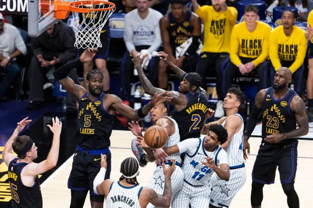 February 24, 2026, Los Angeles, California, USA: Los Angeles Lakers and Orlando Magic players vie for the ball during an NBA, Basketball Herren, USA basketball game at Crypto.com Arena on Tuesday, Feb. 24, 2026 in Los Angeles. Los Angeles USA - ZUMAc68_ 20260224_zaf_c68_039 Copyright: xRingoxChiux