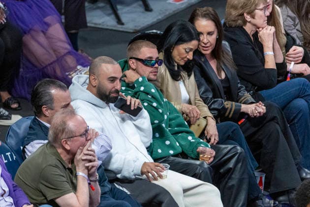 February 24, 2026, Los Angeles, California, USA: Justin Bieber attends an NBA, Basketball Herren, USA basketball game between the Los Angeles Lakers and the Orlando Magic at Crypto.com Arena on Tuesday, Feb. 24, 2026 in Los Angeles. Los Angeles USA - ZUMAc68_ 20260224_zaf_c68_043 Copyright: xRingoxChiux
