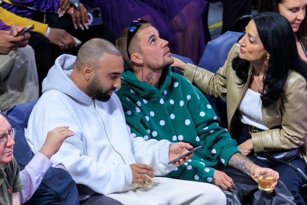 February 24, 2026, Los Angeles, California, USA: Justin Bieber (center) attends the regular season NBA, Basketball Herren, USA game between the Los Angeles Lakers and the Orlando Magic on Tuesday February 24, 2026 at Crypto.com Arena in Los Angeles, California. ARIANA RUIZ PI Los Angeles USA - ZUMAp124 20260224_zaa_p124_001 Copyright: xArianaxRuizx