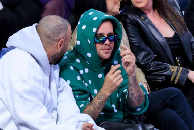 February 24, 2026, Los Angeles, California, USA: Justin Bieber (center) attends the regular season NBA, Basketball Herren, USA game between the Los Angeles Lakers and the Orlando Magic on Tuesday February 24, 2026 at Crypto.com Arena in Los Angeles, California. ARIANA RUIZ PI Justin Bieber At The Lakers Vs. Magic Game  - ZUMAp124 20260224_zaa_p124_002 Copyright: xArianaxRuizx