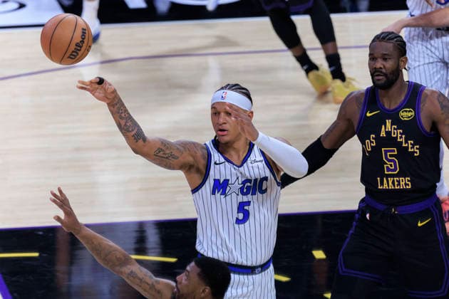 February 24, 2026, Los Angeles, California, USA: Paolo Banchero 5 of the Orlando Magic passes the ball as Deandre Ayton 5 of the Los Angeles Lakers defends during their regular season NBA, Basketball Herren, USA game on Tuesday February 24, 2026 at Crypto.com Arena in Los Angeles, California. ARIANA RUIZ PI Los Angeles USA - ZUMAp124 20260224_zaa_p124_008 Copyright: xArianaxRuizx
