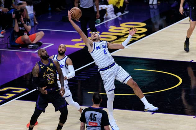 February 24, 2026, Los Angeles, California, USA: Anthony Black 0 of the Orlando Magic reaches and intercepts a pass for LeBron James 23 of the Los Angeles Lakers during their regular season NBA, Basketball Herren, USA game on Tuesday February 24, 2026 at Crypto.com Arena in Los Angeles, California. ARIANA RUIZ PI Los Angeles USA - ZUMAp124 20260224_zaa_p124_017 Copyright: xArianaxRuizx