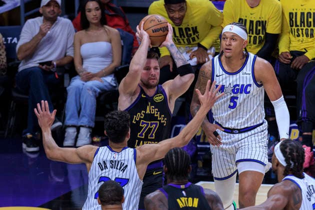 February 24, 2026, Los Angeles, California, USA: Luka Doncic 77 of the Los Angeles Lakers passes the ball as Tristan da Silva 23 and Paolo Banchero 5 of the Orlando Magic defend during their regular season NBA, Basketball Herren, USA game on Tuesday February 24, 2026 at Crypto.com Arena in Los Angeles, California. ARIANA RUIZ PI Los Angeles USA - ZUMAp124 20260224_zaa_p124_018 Copyright: xArianaxRuizx