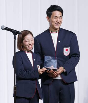 Japanese Olympic team disbandment ceremony Japanese Figure skating, Eiskunstlauf pair Riku Miura (L) and Ryuichi Kihara pose for a photo during a disbandment ceremony in Tokyo on Feb. 25, 2026, for the Japanese delegation to the Milan Cortina Olympics.  A14AA0005323488P