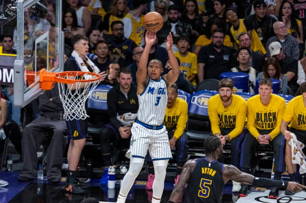 February 24, 2026, Los Angeles, California, USA: Orlando MagicÃ¢â‚¬â ¢s Desmond Bane (3) shoots against the Los Angeles Lakers during an NBA, Basketball Herren, USA basketball game at Crypto.com Arena on Tuesday, Feb. 24, 2026 in Los Angeles. NBA 2026: Magic 110:109 Lakers  - ZUMAc68_ 20260224_zaf_c68_047 Copyright: xRingoxChiux