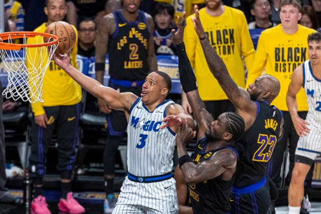 February 24, 2026, Los Angeles, California, USA: Orlando MagicÃ¢â‚¬â ¢s Desmond Bane (3) goes past Los Angeles LakersÃ¢â‚¬â ¢ Deandre Ayton (5) and LeBron James (23) to the basket during an NBA, Basketball Herren, USA basketball game at Crypto.com Arena on Tuesday, Feb. 24, 2026 in Los Angeles. NBA 2026: Magic 110:109 Lakers  - ZUMAc68_ 20260224_zaf_c68_064 Copyright: xRingoxChiux